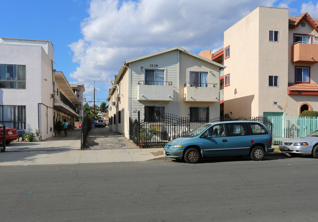 3239 Andrita St in Los Angeles, CA - Foto de edificio