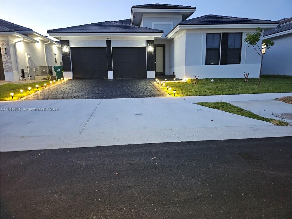 14573 SW 23rd Ter in Miami, FL - Building Photo