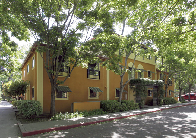 Tuscany Villas Apartments in Davis, CA - Foto de edificio - Building Photo