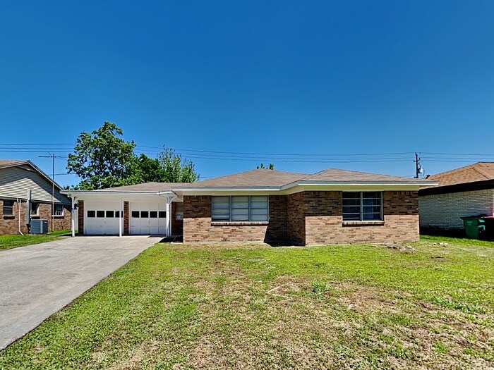 210 Kelly Ln in Baytown, TX - Building Photo