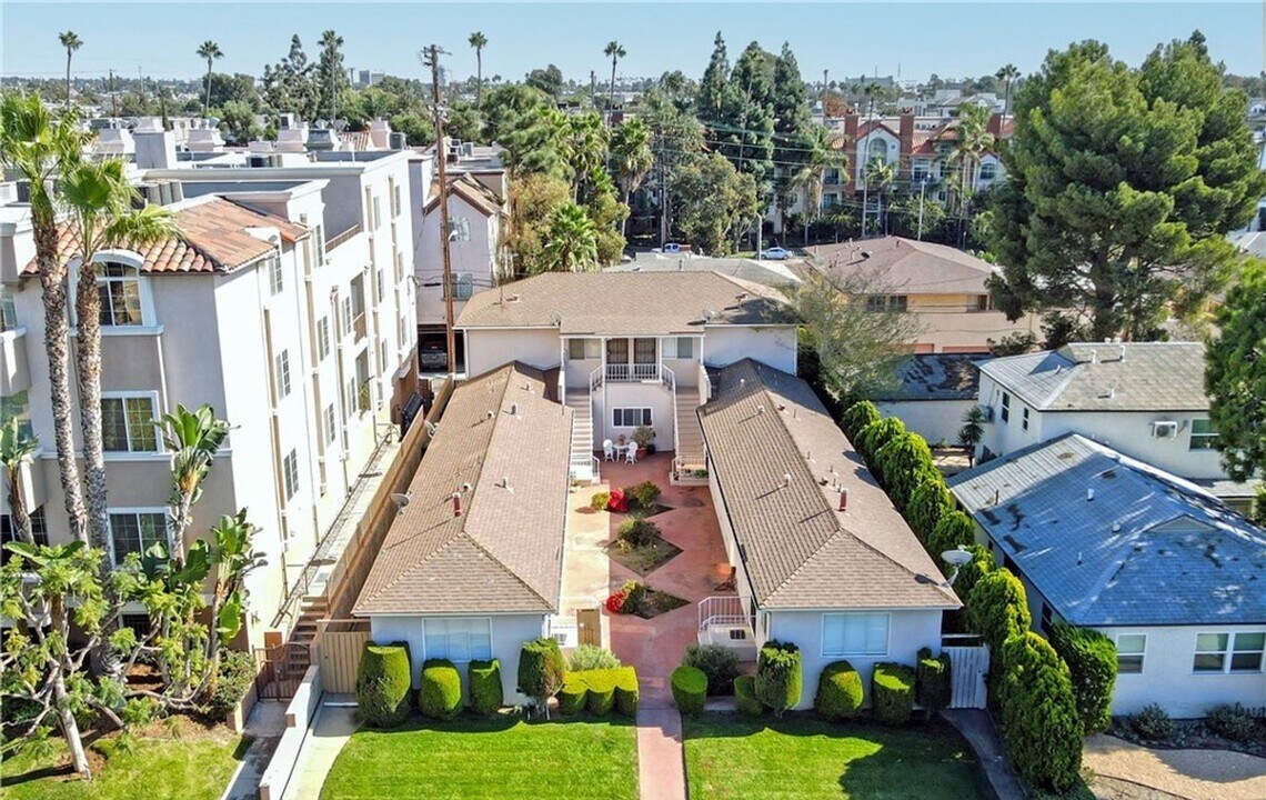 Welcome Home || Apply Now in Los Angeles, CA - Building Photo