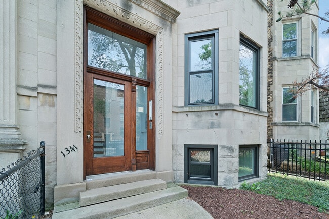 property at 1343 W Foster Ave
