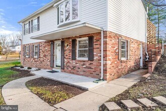 13719 McGill Dr in Chantilly, VA - Building Photo - Building Photo