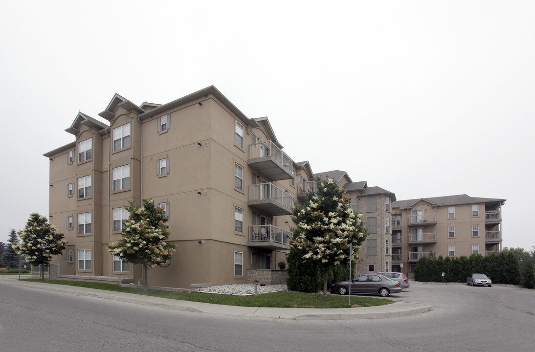 Abbey Oaks in Oakville, ON - Building Photo