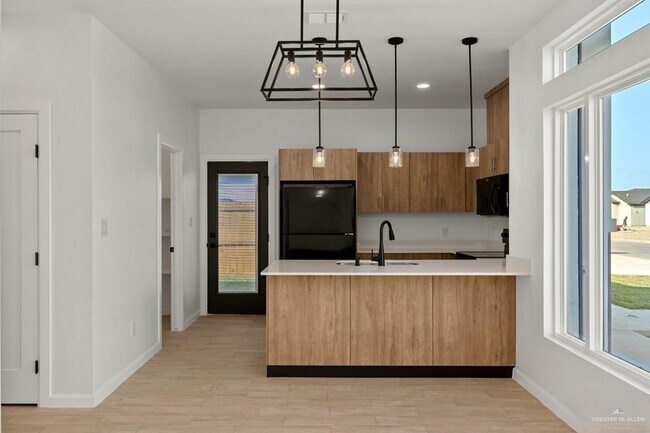 14 Hidalgo Cir in Brownsville, TX - Building Photo - Building Photo