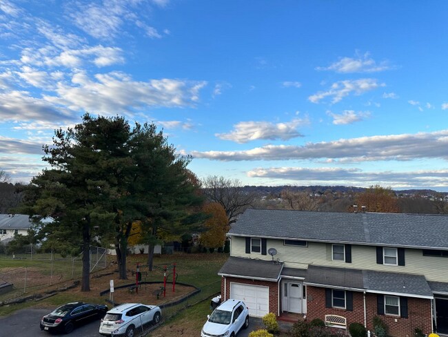 235 Vista Dr in Easton, PA - Building Photo - Building Photo