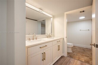 1 Alhambra Cir in Coral Gables, FL - Building Photo - Building Photo