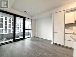 4015 The Exchange in Mississauga, ON - Building Photo - Building Photo