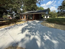 2201 Stonehaven Rd in Kernersville, NC - Building Photo