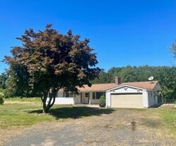 25 School St in East Granby, CT - Building Photo