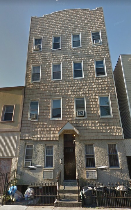 246 Devoe St in Brooklyn, NY - Building Photo