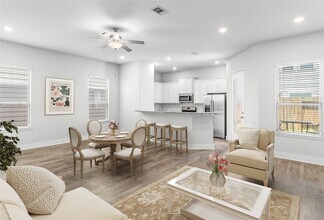 4426 Ibiza Ln in Houston, TX - Foto de edificio - Building Photo