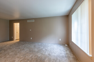 Gibraltar Pointe in Gibraltar, MI - Building Photo - Interior Photo