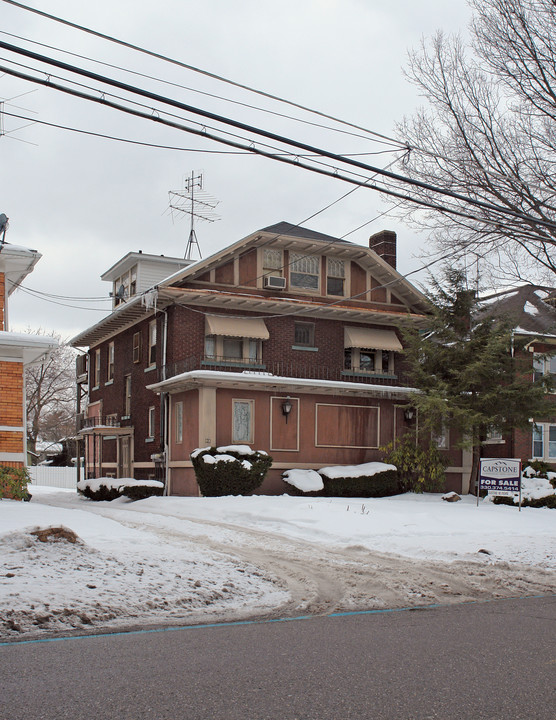 92 N Portage Path in Akron, OH - Building Photo