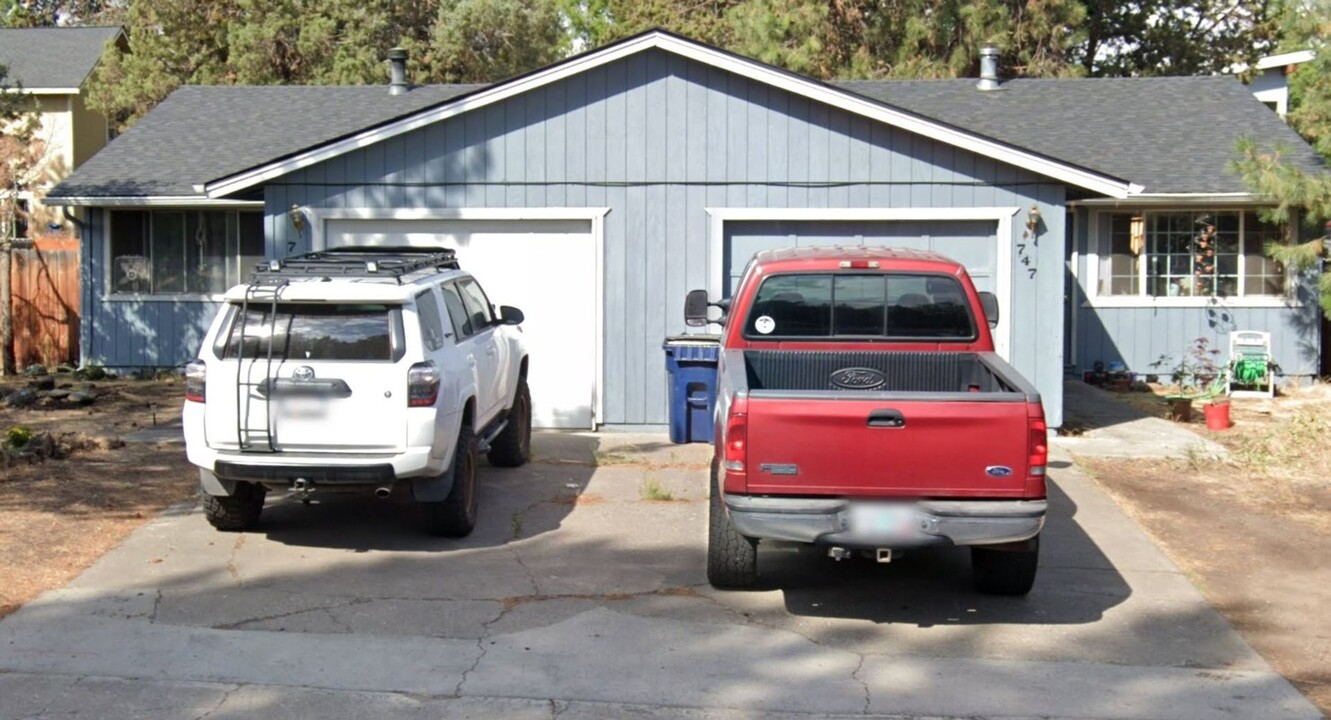 747-749 SE Centennial St in Bend, OR - Building Photo