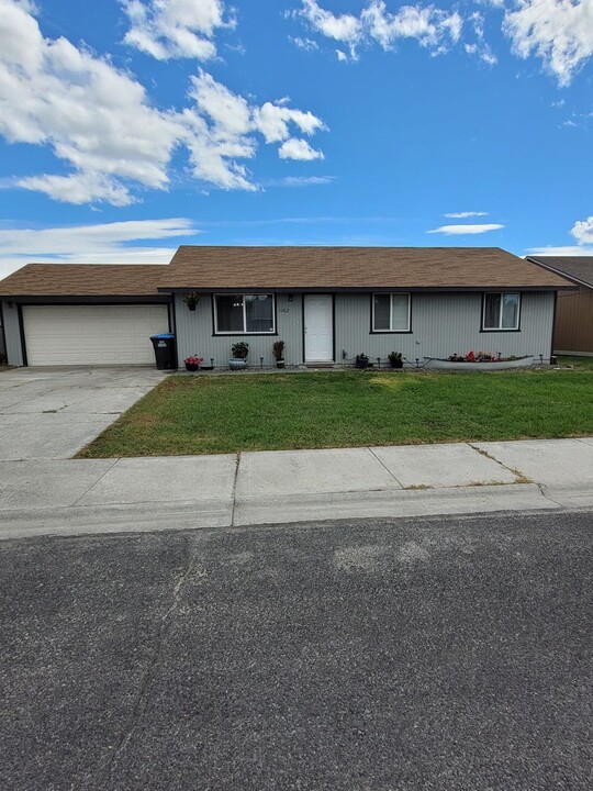 1162 S Grand Dr in Moses Lake, WA - Building Photo