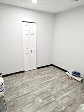 5810 W Bellfort Ave, Unit Efficiency in Houston, TX - Building Photo - Building Photo