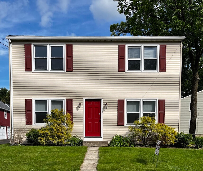 160 Decatur St, Unit A in Doylestown, PA - Foto de edificio