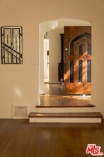 2829 Beachwood Dr in Los Angeles, CA - Building Photo - Building Photo