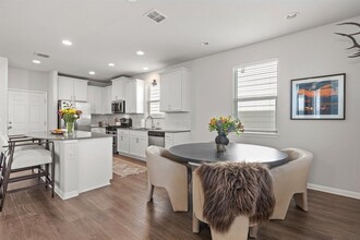 10029 Dawn Pearl Dr in Austin, TX - Foto de edificio - Building Photo