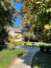 Westdale Commons Apartments in Modesto, CA - Foto de edificio - Building Photo