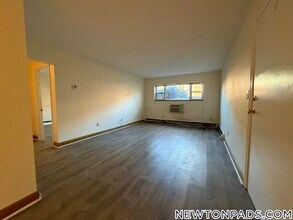 286 Grove St, Unit 3 in Newton, MA - Building Photo - Building Photo