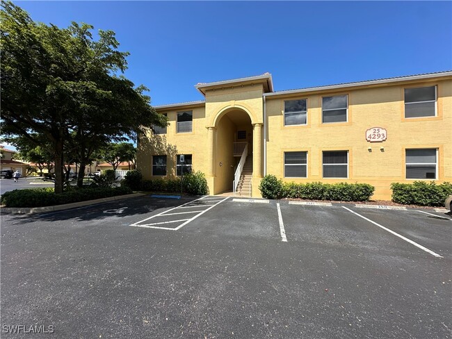 4293 Bellasol Cir in Ft. Myers, FL - Foto de edificio - Building Photo