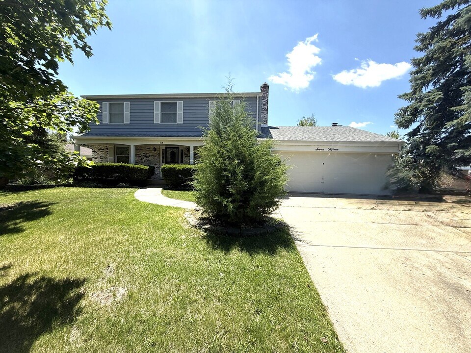 715 Merlin Dr in Schaumburg, IL - Building Photo