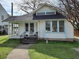 921 W Oak St in Denton, TX - Building Photo