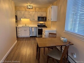 1671 Cass Lake Rd in Keego Harbor, MI - Building Photo - Building Photo