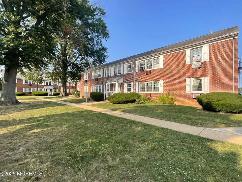 52 Stonehurst Blvd in Freehold, NJ - Building Photo