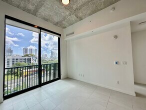 120 NW 31st St, Unit A10 in Miami, FL - Building Photo - Building Photo