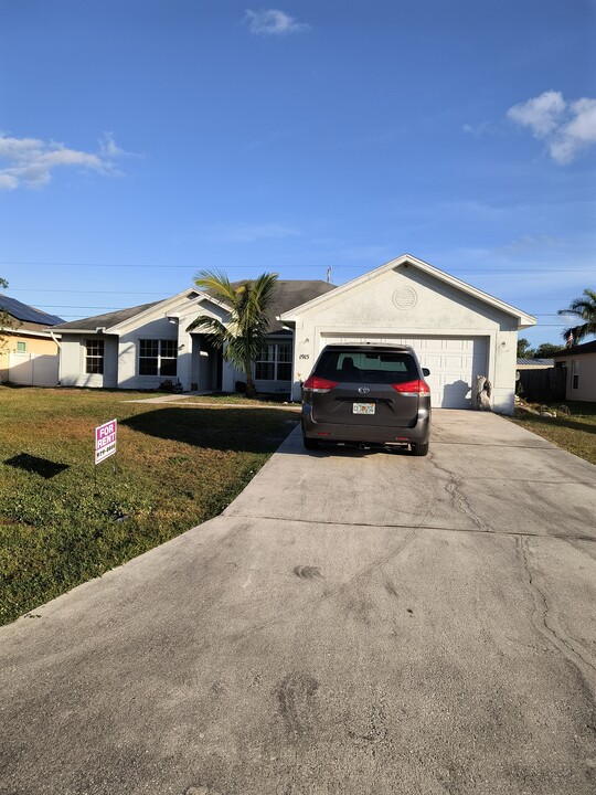 1915 SW Breezeway St in Port St. Lucie, FL - Building Photo