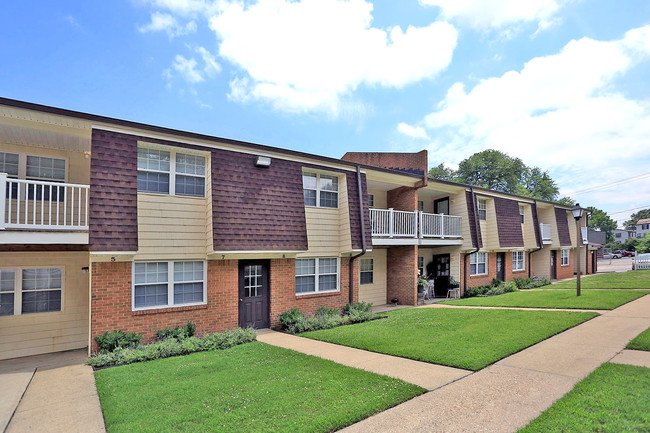 West Beach Apartments in Norfolk, VA - Building Photo - Building Photo