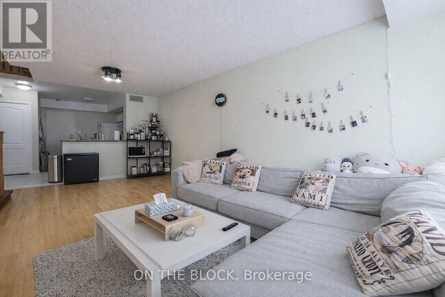 28 Sommerset Way in Toronto, ON - Building Photo - Building Photo