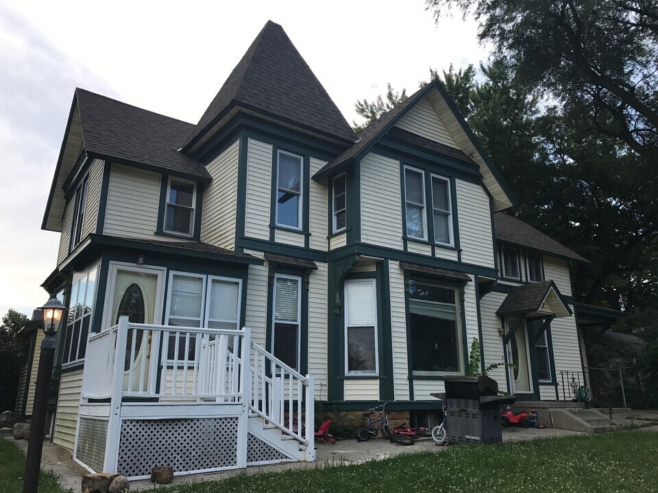 427 W Pleasant St, Unit 2 in Mankato, MN - Building Photo