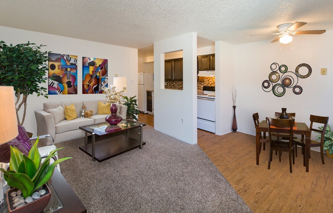 Newport Square Apartments in Colorado Springs, CO - Foto de edificio