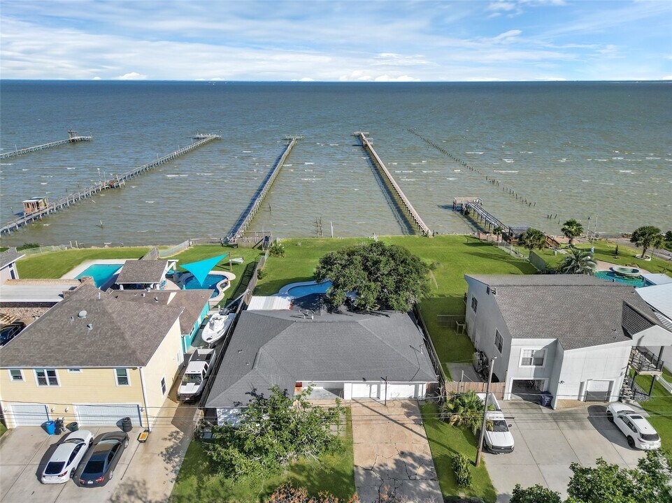 8010 Ocean Dr in Beach City, TX - Building Photo