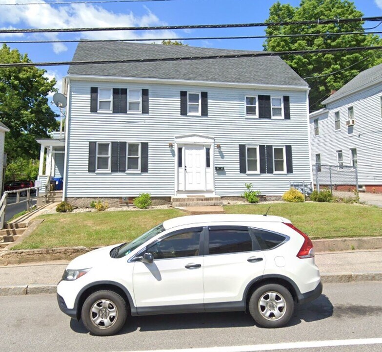 33 Green St in Somersworth, NH - Building Photo
