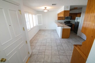 705 Myrtle Ave, Unit 4 in Inglewood, CA - Building Photo - Building Photo