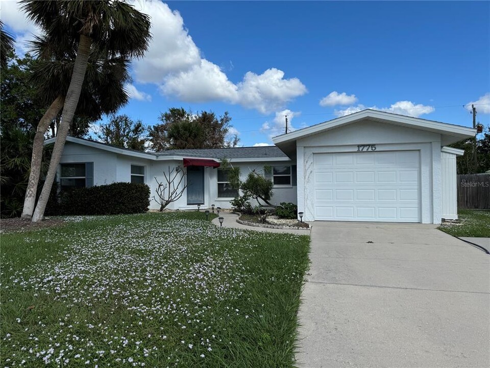 1775 Valencia Dr in Venice, FL - Building Photo