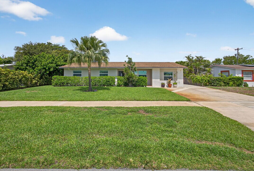704 Juniper Dr in North Palm Beach, FL - Building Photo
