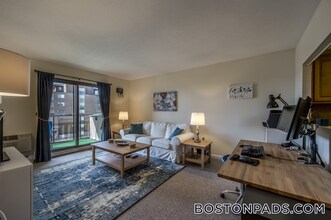 385 Massachusetts Ave, Unit 46 in Arlington, MA - Foto de edificio - Building Photo