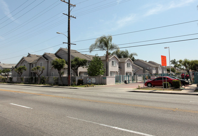 820 W Compton Blvd in Compton, CA - Foto de edificio - Building Photo