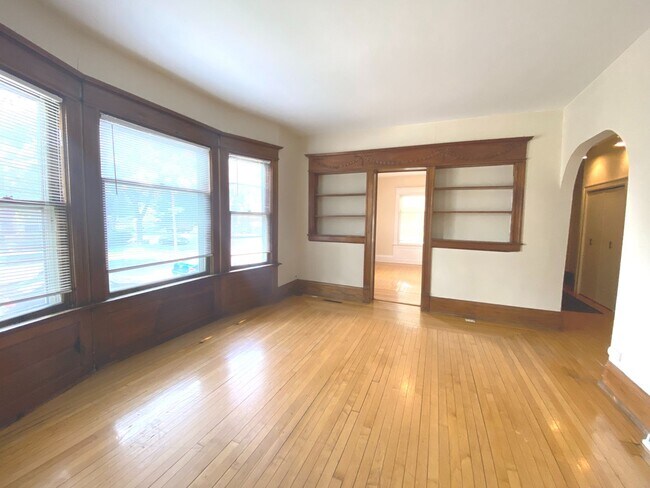 1901 E Newberry Blvd, Unit 1901 Lower in Milwaukee, WI - Building Photo - Building Photo