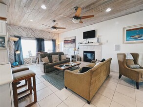 919 N Atlantic Ave in New Smyrna Beach, FL - Foto de edificio - Building Photo