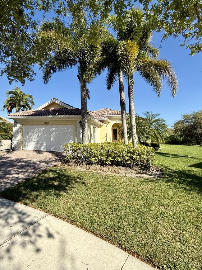 10971 SW Fall Creek Dr in Port St. Lucie, FL - Building Photo - Building Photo