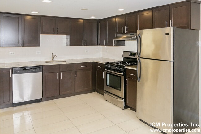 861 W Lill Ave, Unit 873-B1 in Chicago, IL - Foto de edificio - Building Photo