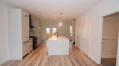 525 2nd St E in North Vancouver, BC - Building Photo - Building Photo