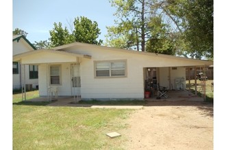 313-330 Webb St in Smithville, TX - Building Photo - Building Photo